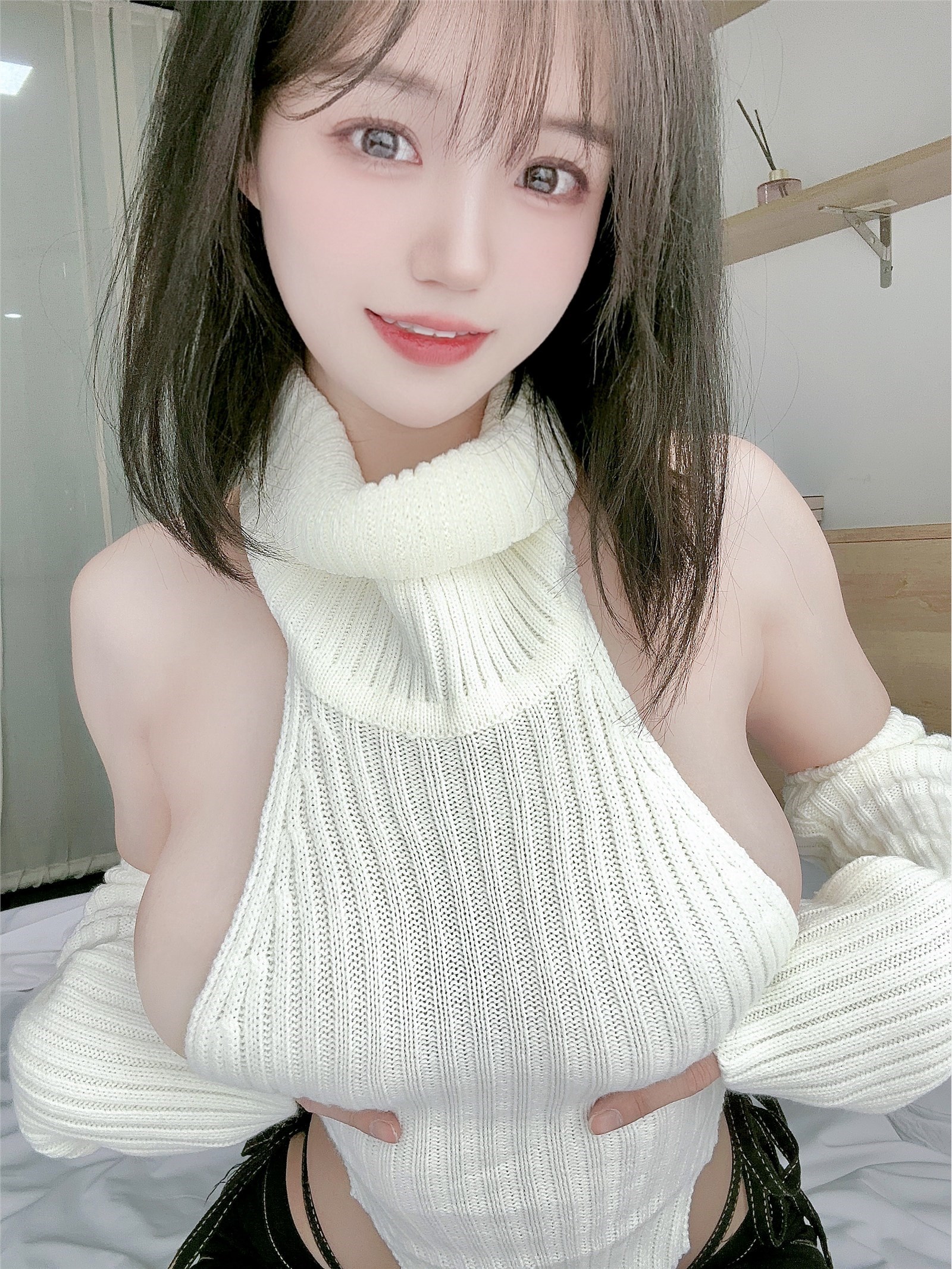 Okura Chiyo w 2022-12-14 white backless sweater (_≧ω≦)10k pink Thank you!(4)